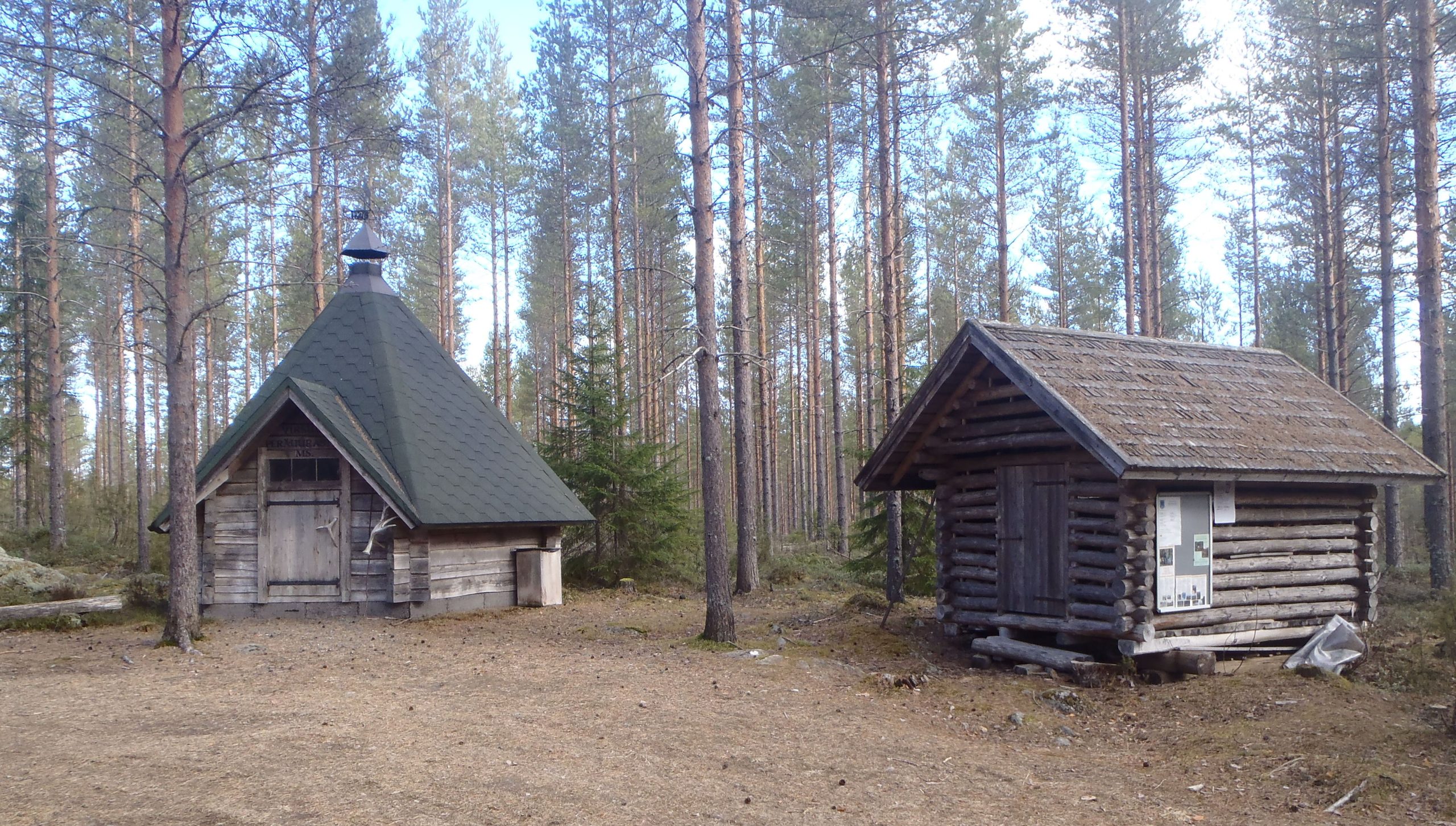 Seuran hirsirakennuksia mäntymetsän keskellä